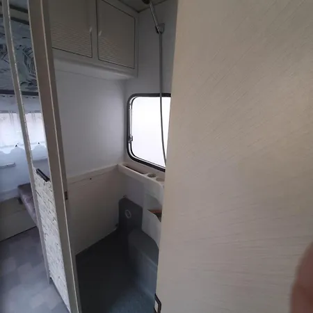 La Caravane Campagnarde 5 Personnes, Sur Terrain Prive